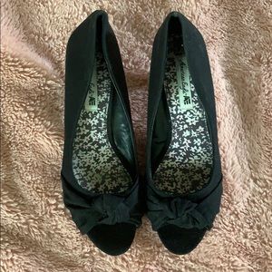 Women’s peep toe pumps